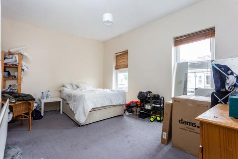 3 bedroom flat to rent, Ravenswood Road