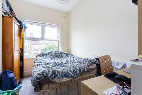 3 bedroom flat to rent, Ravenswood Road