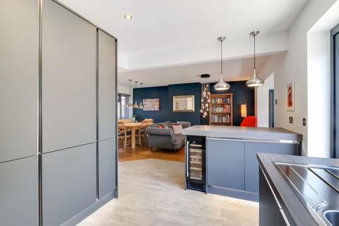 35 Commonfields, West End, Woking, GU24 9JA
