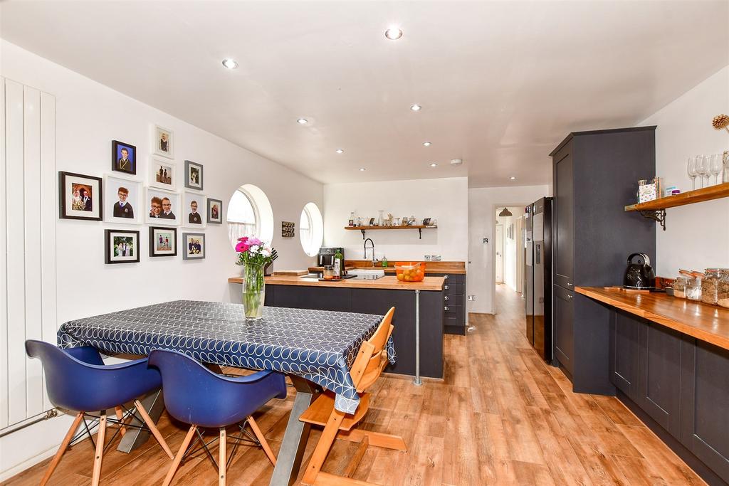 Valkyrie Avenue, Whitstable, Kent 4 bed detached bungalow for sale £
