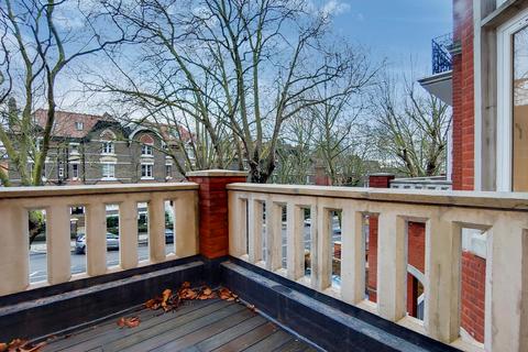 4 bedroom flat to rent, Fitzjohns Avenue, Hampstead, NW3