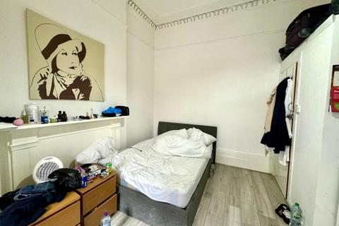 Bedsit to rent, Sussex Gardens, London  W2