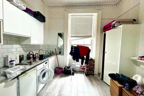 Bedsit to rent, Sussex Gardens, London  W2