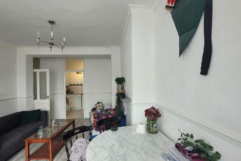 3 bedroom flat to rent, Biscott House, Devas Street, London