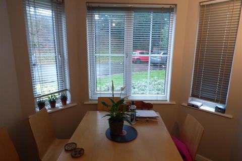 2 bedroom flat to rent, Chelsfield Grove, Manchester M21