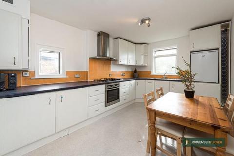 2 bedroom flat to rent, The Avenue, London