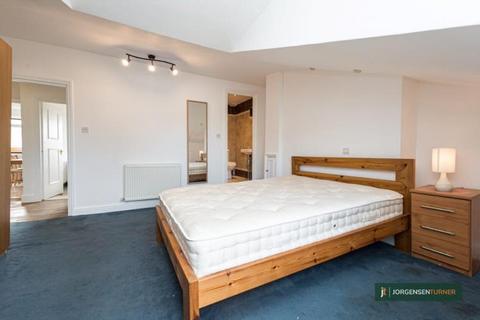 2 bedroom flat to rent, The Avenue, London