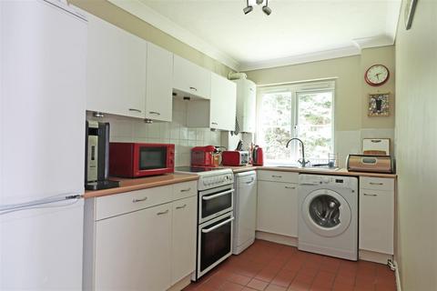 2 bedroom flat for sale, Wordsworth Mead, Redhill