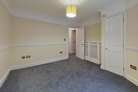 2 bedroom flat to rent, Marine Crescent, Folkestone