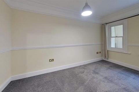 2 bedroom flat to rent, Marine Crescent, Folkestone