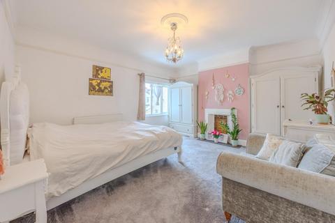 2 bedroom flat for sale, Dawlish Drive, Leigh-On-Sea SS9