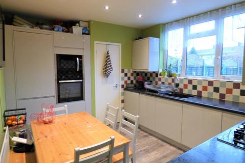 3 bedroom terraced house to rent, Common Road, Langley, Berkshire