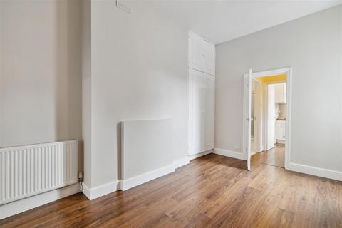 Studio to rent, Lambert Road, SW2