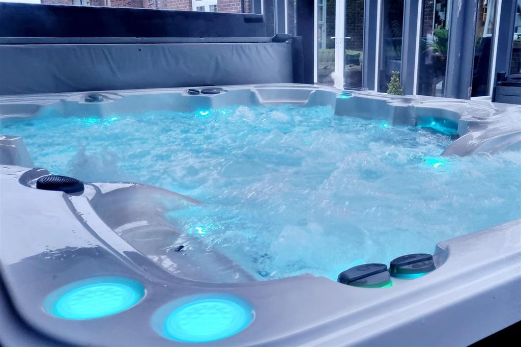 20 - Hot Tub.jpg