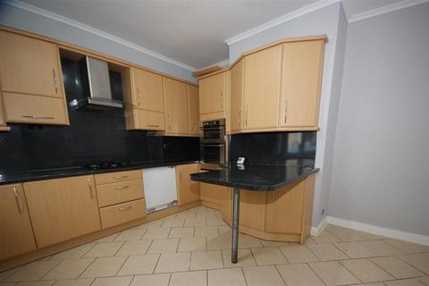 3 bedroom end of terrace house to rent, Halifax Road, Brighouse