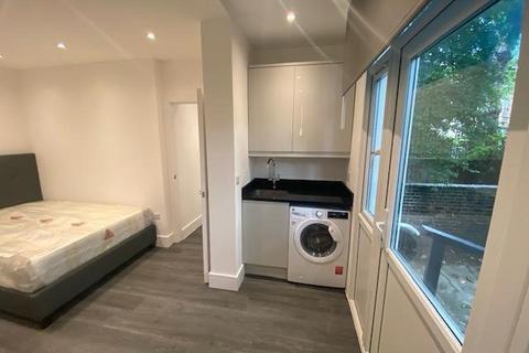 Studio to rent, Nevern Square, London SW5