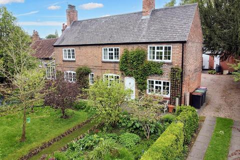4 bedroom cottage for sale, High Road, Chilwell