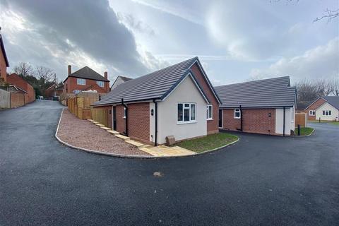 2 bedroom detached bungalow to rent, Alcova Grove, Cradley Heath