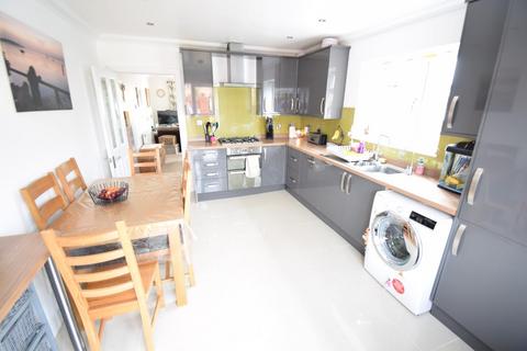 3 bedroom end of terrace house to rent, Tuckers Lane, Poole