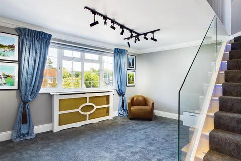 2 bedroom flat to rent, Station Road, Hampton