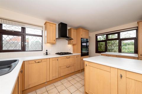 3 bedroom semi-detached house for sale, Crestwood Avenue, Kidderminster