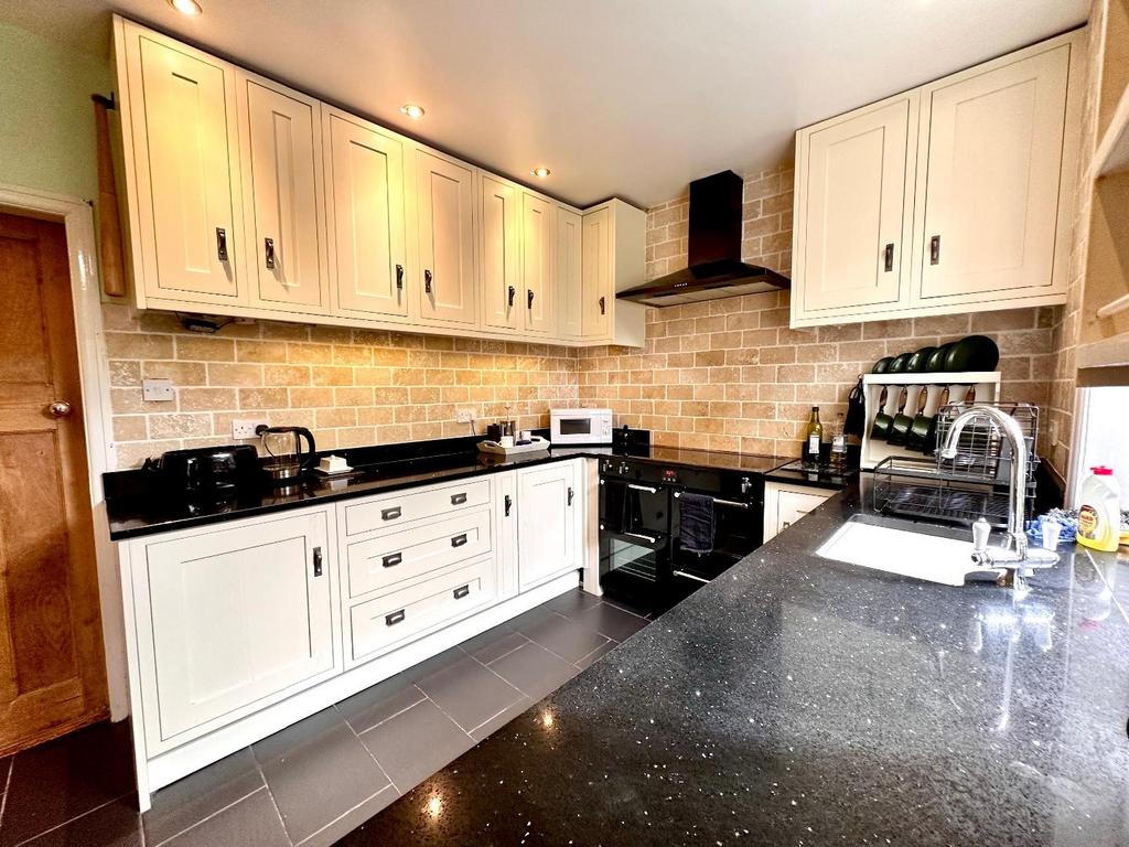Breakfast kitchen/ dining
