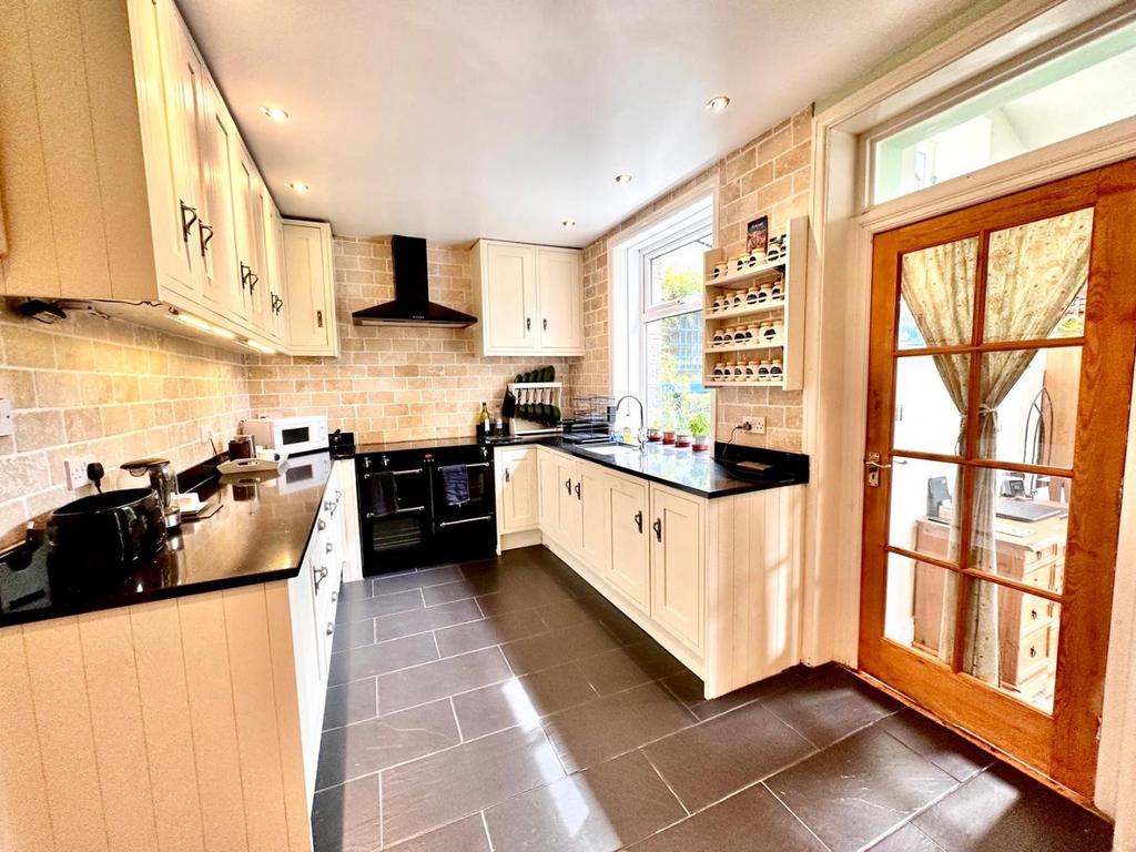 Breakfast kitchen/ dining