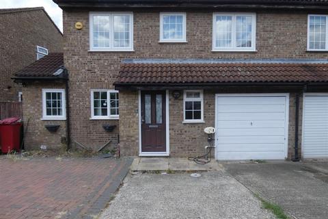 4 bedroom semi-detached house to rent, Sandringham Court, Slough