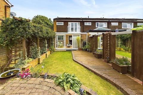 11 Thames Meadow, West Molesey, KT8 1TQ