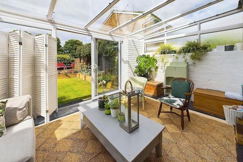 11 Thames Meadow, West Molesey, KT8 1TQ