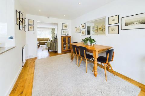 11 Thames Meadow, West Molesey, KT8 1TQ