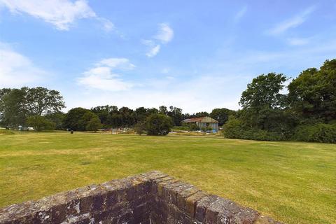 11 Thames Meadow, West Molesey, KT8 1TQ