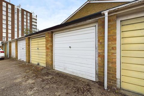 11 Thames Meadow, West Molesey, KT8 1TQ