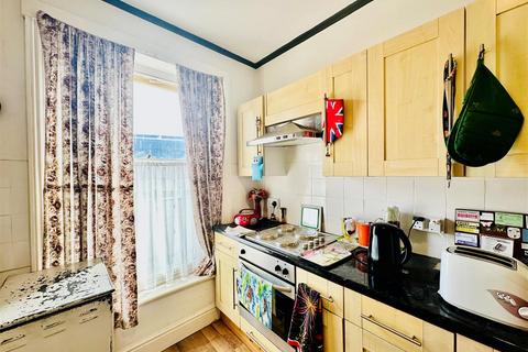 1 bedroom flat for sale, Queen Street, Scarborough