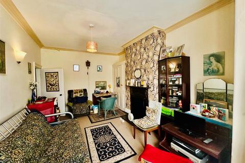 1 bedroom flat for sale, Queen Street, Scarborough