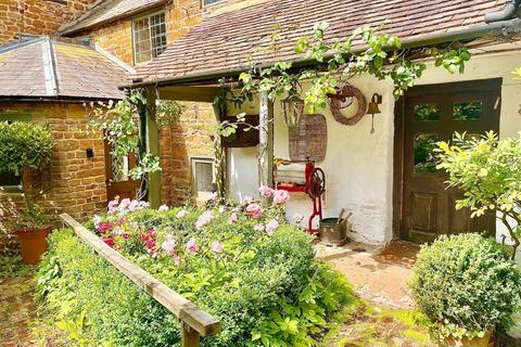 7 bedroom cottage for sale, Harborough Road, Brixworth, Northamptonshire NN6