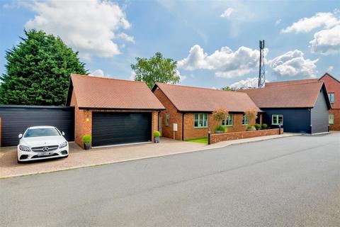1 Chiltern Hills Close, Aldbury, Tring, HP23 5FW