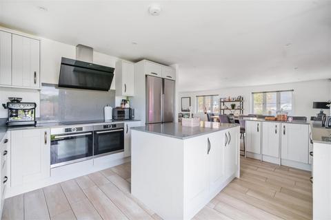 1 Chiltern Hills Close, Aldbury, Tring, HP23 5FW