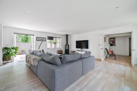 1 Chiltern Hills Close, Aldbury, Tring, HP23 5FW