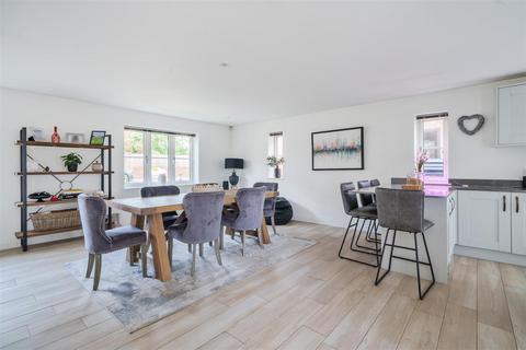 1 Chiltern Hills Close, Aldbury, Tring, HP23 5FW