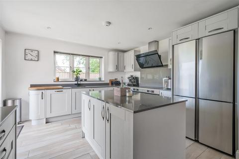 1 Chiltern Hills Close, Aldbury, Tring, HP23 5FW