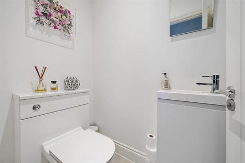 1 Chiltern Hills Close, Aldbury, Tring, HP23 5FW