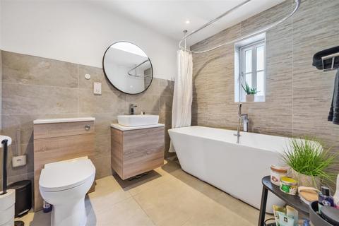1 Chiltern Hills Close, Aldbury, Tring, HP23 5FW
