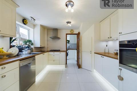 4 bedroom house for sale, Cook Road, Crawley