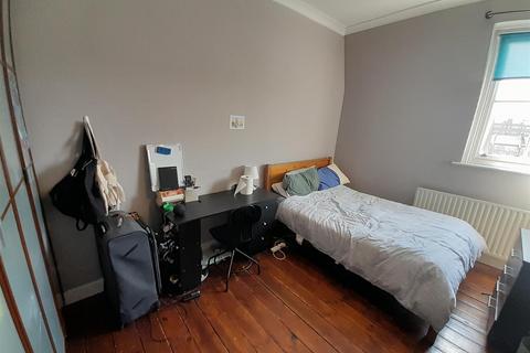 2 bedroom flat to rent, Gwendwr Road, London