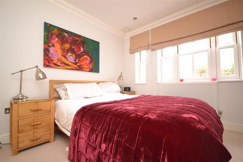 2 bedroom flat to rent, Cambridge Park, East Twickenham