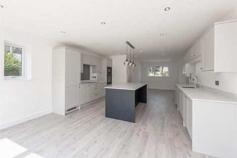 91 Planks Lane, Wombourne, Wolverhampton, WV5 8DX