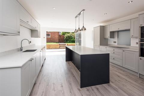 91 Planks Lane, Wombourne, Wolverhampton, WV5 8DX