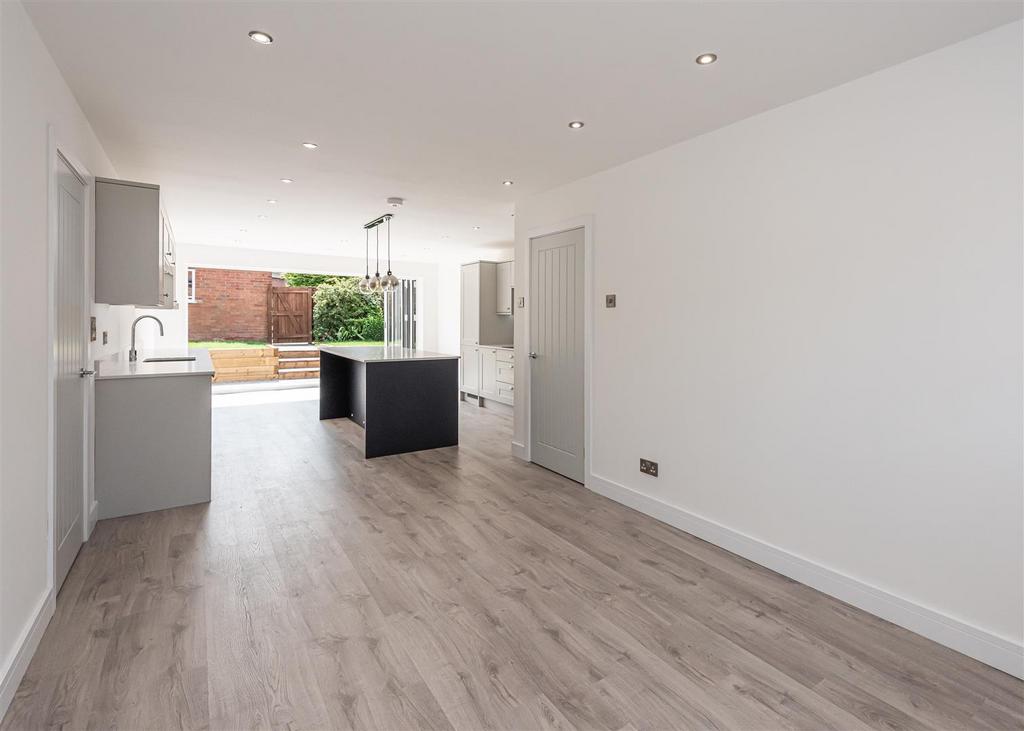 91 Planks Lane-kitchen3.jpg