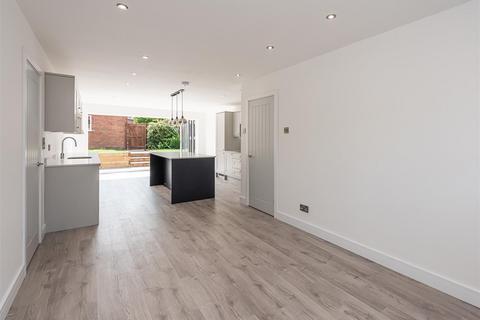 91 Planks Lane, Wombourne, Wolverhampton, WV5 8DX